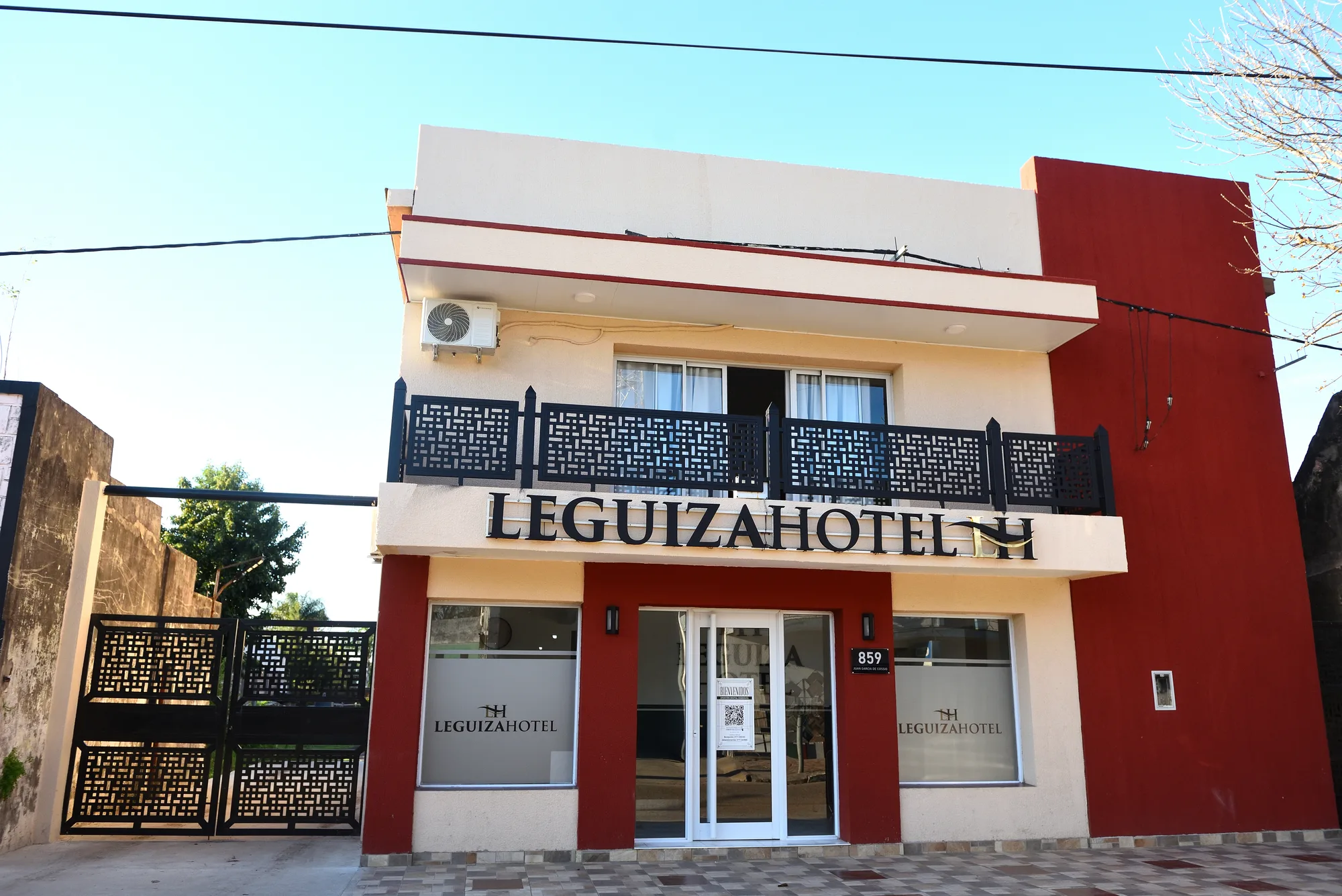 Fachada del Leguiza Hotel